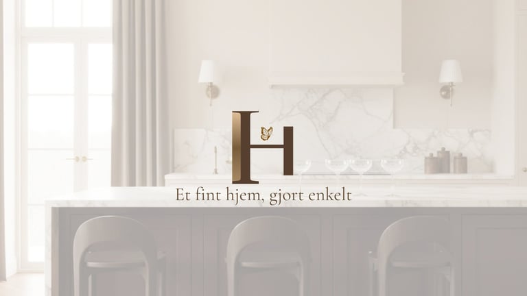 Modern kitchen with marble backsplash, gray island with bar seating, and Scandinavian text reading Et fint hjem, gjort enkelt