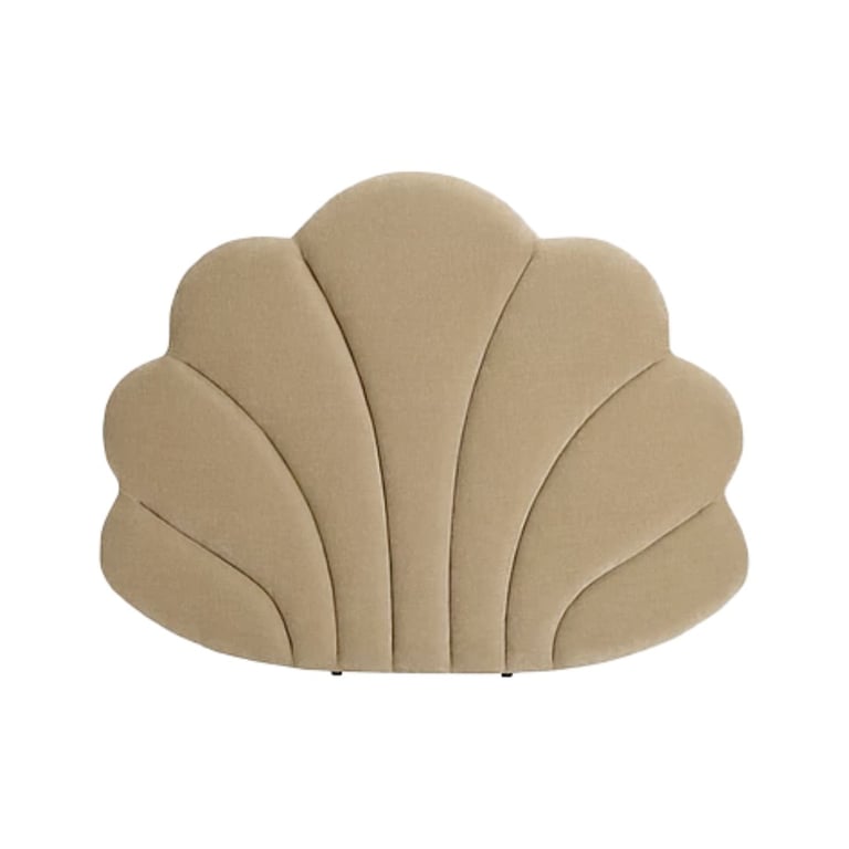 Beige skjellformet polstret sengegavl med buede, myke seksjoner